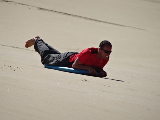 Sandboarding.....im Affenzahn die Dünen herunter.....