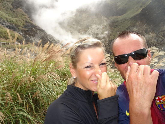 Stinkender Steam....dort brodelt es unter der Erde und es kommt heißer Dampf mit Muffelgeruch (Schwefelpups ) heraus 