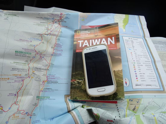 drei Hilfmittel wurden benötigt : bilinguale Karte, Handynavi und Reiseführer