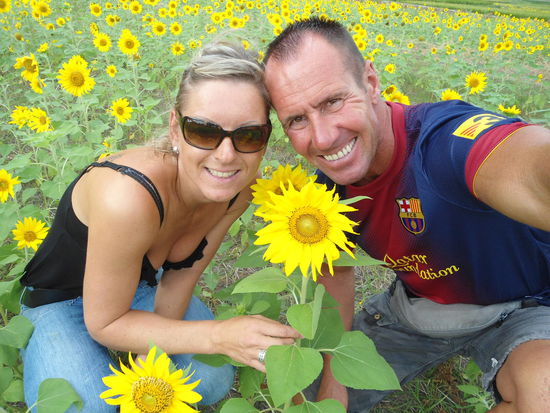 Am Rande der Straße haben sich die Einheimischen gegenseitig in den Sonnenblumenfeldern fotografiert.....WIR auch