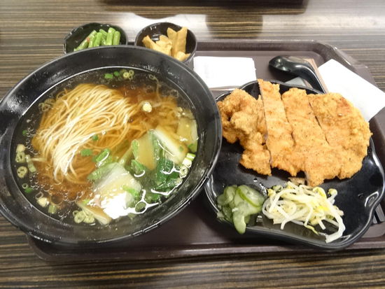 Leckere Nudelsuppe mit Schnitzel und Beilagen 