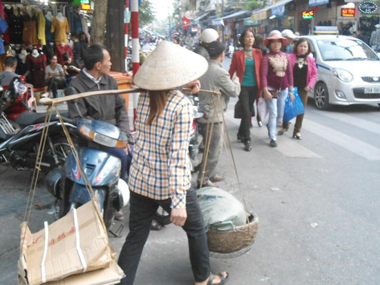überall tragen die Frauen ihre Ware herum