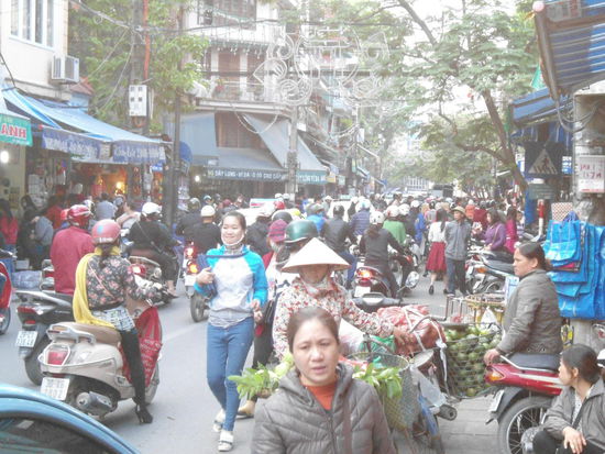 Alles durcheinander.....Mopeds, Händler, Fußgänger....