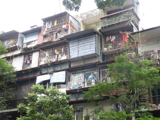 wie Vogelkäfige übereinander gestalpelt