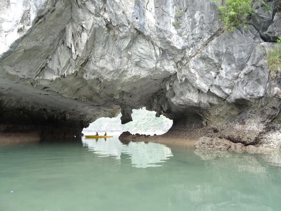 Kajaken durch die Felsblöcke hindurch