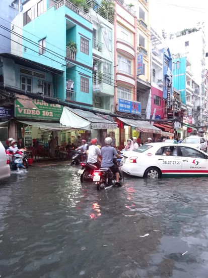 Die Straßen füllten sich immer mehr mit Wasser