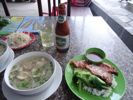 Ein Stammrestaurant war auch schnell gefunden. Suppe 1,10 Euro. Kaltes Bier sage und schreibe 0,38 Cent....Reisgericht 1,10 Euro.....