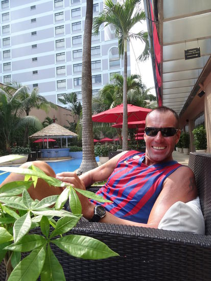 Pause am Pool in einem besseren Hotel der Stadt.