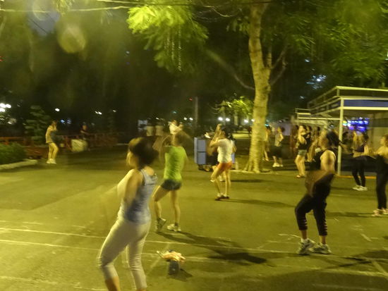 Der Park verwandelt sich in ein Fitnessstudio 