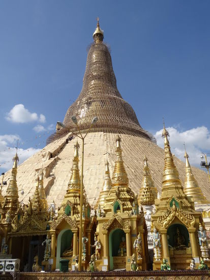 98 m hoch , 2500 Jahre alt , mit 53t Blattgold und 5000 Diamanten verziert....leider bei unserem Besuch verhüllt 