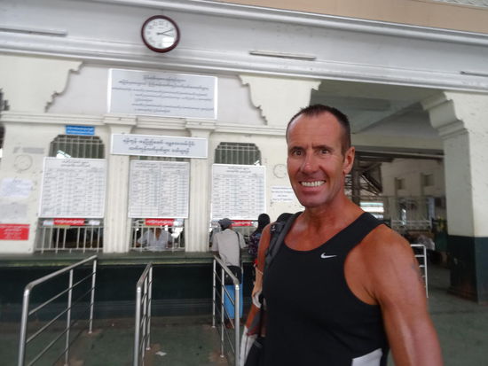 Da lacht Dirk noch - am Bahnhof in Yangon