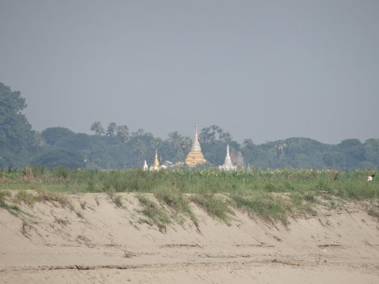 .....vorbei an Pagoden.....