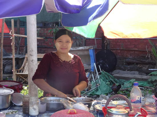 Die Damen haben den ganzen Tag diese Paste im Gesicht...sol die Haut zart halten....., während die Männer den ganzen Tag auf ihren Betelnüssen herumkauen und die rote Suppe dann auf die Straße rotzen....