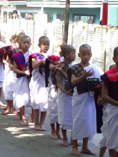 Mönche beim Frühstücken in Amarapura....