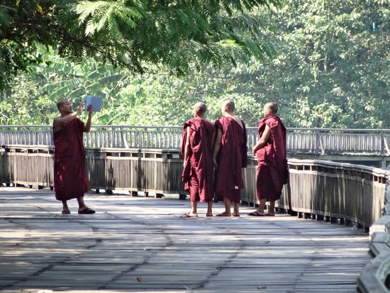 Mönche mit I Pad - Modern 