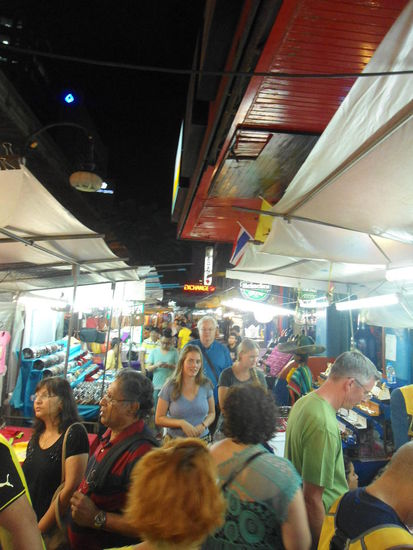 Touristengewimmel an den Ständen.....ein Rucksack nennen wir auch den Unseren