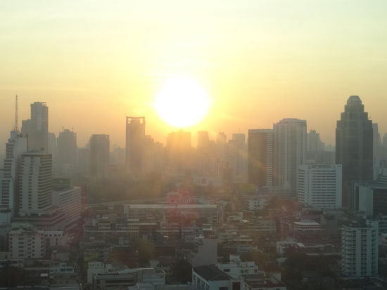 Blick über Bangkok beim Sonnenaufgang aus unserer Suite.