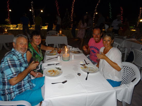 Dinner direkt am Strand mit Meeresrauschen....und die Füße im Sand.....manch einer schraubte sich beim Tanzen in den Sand 