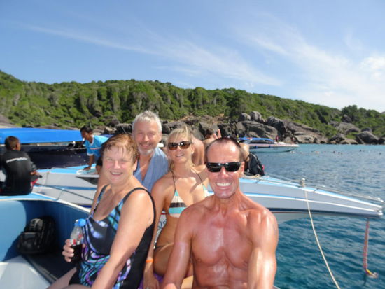 Mit dem Speedboot schmetterten wir über den Ozean