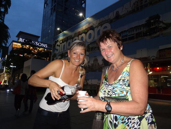 ...aus leckeren Pappbechern Cola mit Rum....
