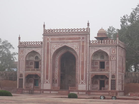 Etimad-Ud- Daula  ...........ein  kunstvolles Mausoleum