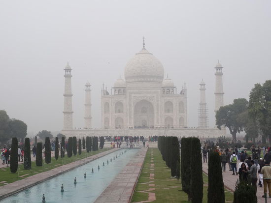 Taj Mahal -  Denkmal der Liebe, erbaut von einem indischen Herrscher zum Gedenken an seine verstorbene (dritte)  Frau