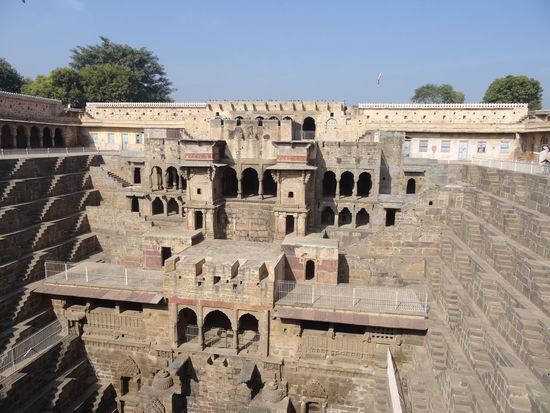 Chand Baori Abaneri  - Stufenmauer