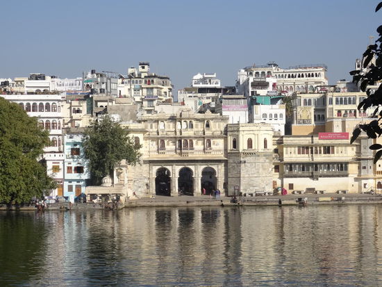 Ein sog. Ghat. Dort waschen die Inder ihre Wäsche oder sich selbst....