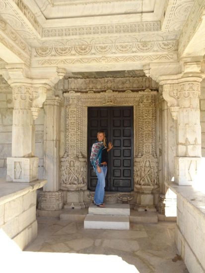 Hinter den Türen haben sich über 1444 filigran verzierte Säulen versteckt....