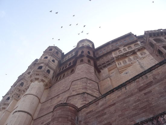 teilweise 30 m hohe Mauern