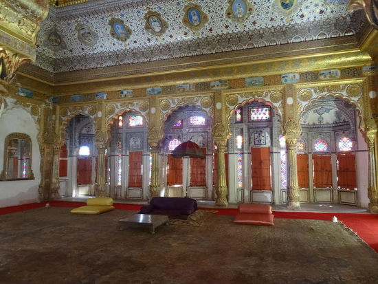 Im Inneren alles verziert mit Stoffen und Edelsteinen