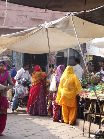 buntes Markttreiben.....