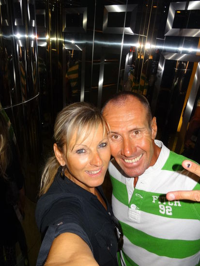 so.......es ging dann mit dem Fahrstuhl in die 27. Etage des Burj ....