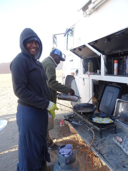Unsere Köchin "Mum"!! In ihrer kleinen Küche zauberte  sie uns immer leckeres Frühstück, Mittag und Abendbrot