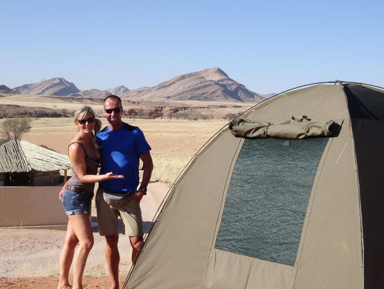 Unsere Behausung reist jeden Tag mit. Geschlafen wird in dem Zelt , egal bei welchem Wetter !!!!!! Jeden Tag wird es auf - und abgebaut , natürlich von uns beiden