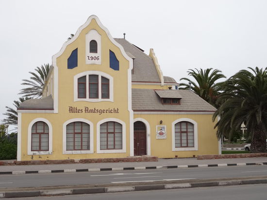 Viele sprechen hier akzenfrei Deutsch, ohne je in Deutschland aufgewachsen zu sein. Ist ein komische Gefühl so mitten in Afrika 