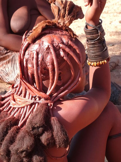 Die rote Farbe kommt vom Eisenoxyd und ist gleichzeitig ein Sonnenschutz!