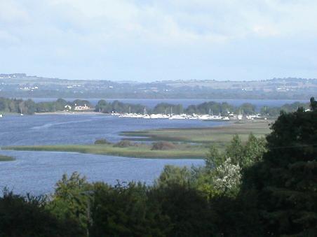 Blick über die Inner Lakes zur Waveline Marina. Dahinter ist der untere Lough Ree zu sehen.