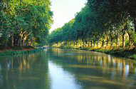Ende des 17. Jahrhundert erbaut ist der Canal du Midi eine technische Meisterleistung von Pierre Paul Riquet. Genau geplante Zuflüsse, Staubecken und Rundschleusen garantieren, dass der Kanal immer schiffbar ist.