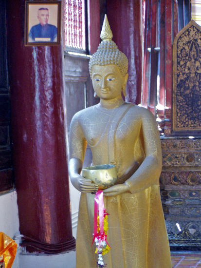 Chiang Mai - Buddha mit Almosenschale
