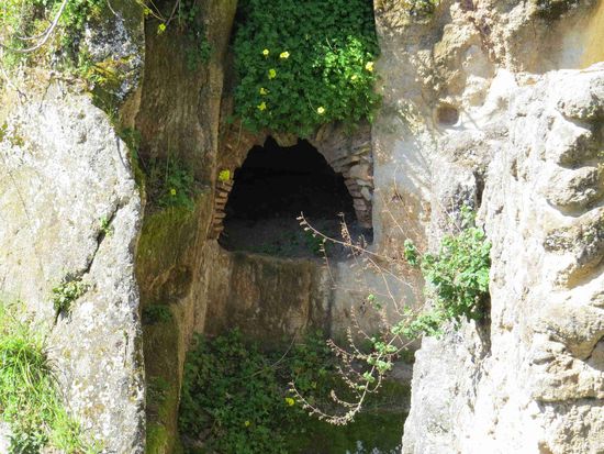 Höhlenwohnungen unterhalb von Zungri