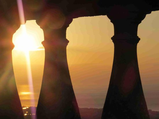 Sonnenaufgang über den Dächern von Gerace