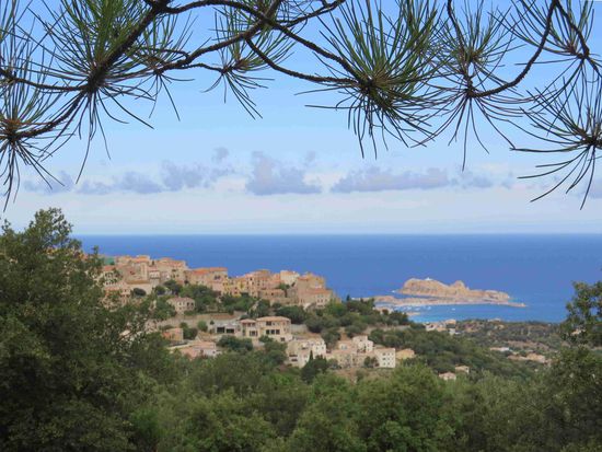 Blick auf L'Ile Rousse, der Rote Felsen im Meer