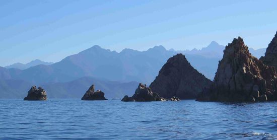 Blick vom Meer aus auf die Calenches und das Gebirge