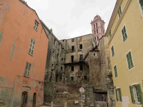 Bastia: Renoviertes und Zerfall direkt nebeneinander