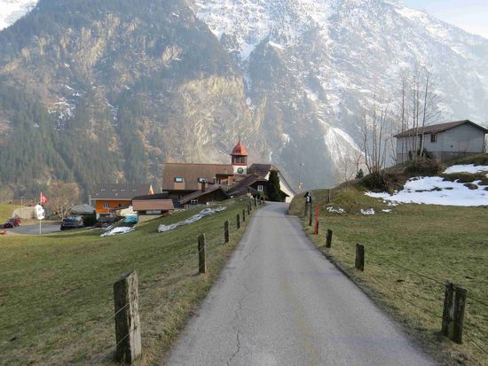 Ziel der ersten Etappe: Gurtnellen-Dorf (das Foto stammt von einer späteren Wanderung im Frühjahr 2014)