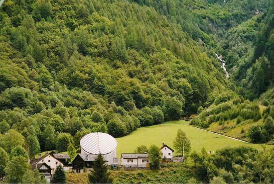 Blick auf Mogno mit der Botta-Kirche