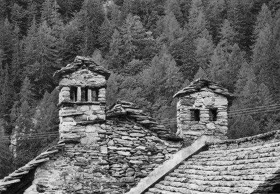 Typische Steinhäuser im Centovalli