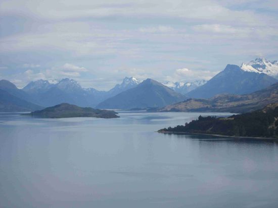 Lake Wakatipu am "Top of the lake" bei Glenorchy mit Blick auf die Berge des Mount Aspiring Nationalparks