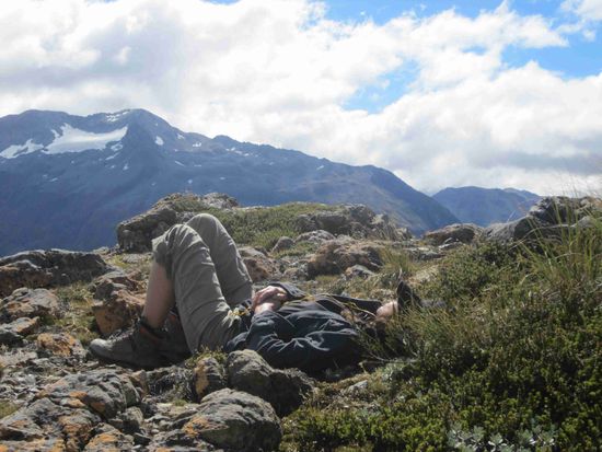 Müde Wanderin auf der Höhe des Temple Bay Basins, hoch über dem Arthurs Pass